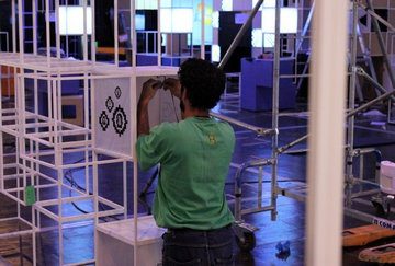 Un technicien d'Abraxas en montage à la cité des sciences Un technicien d'Abraxas en montage à la cité des sciences