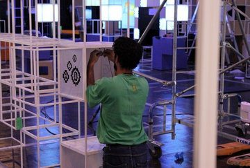 Un technicien d'Abraxas en montage à la cité des sciences